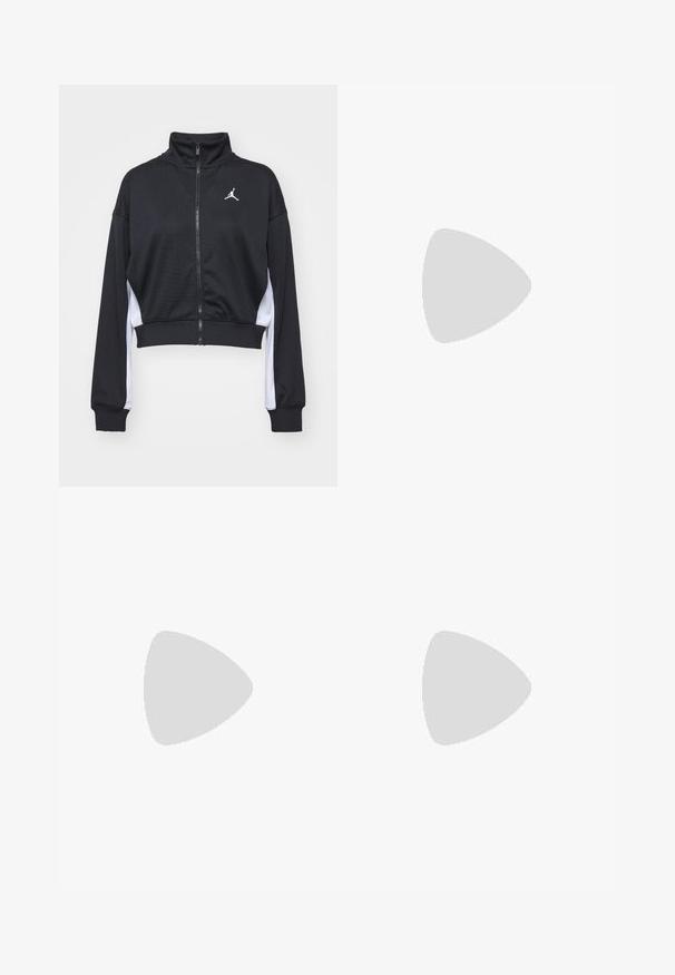 Svart kortärmad atletisk jacka med hög krage, dragkedjestängning och vita sidopaneler. Har en liten logotyp vid bröstet.; Svart bomulls-t-shirt med rund hals, korta ärmar och en vit "nike"-logotyp prydd med blommönster i mitten.; Svarta vida byxor gjorda av lättviktig tyg, med en marinblå sid panel och ett elastiskt midjeband. Litet vitt logotyp nertill.; Svarta läder- och syntetiska sneakers med vit Nike-logga, gummisula, rund tå och svarta snörningar. Ribbad vit strumpor synliga.