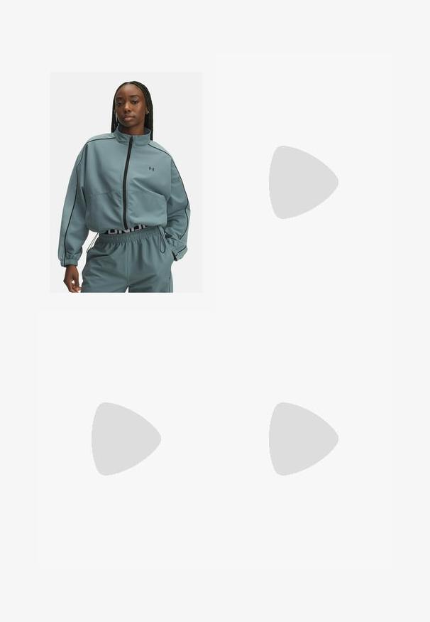 Jasnoniebieska krótka kurtka z wysokim kołnierzem, zamkiem błyskawicznym, czarnymi lamówkami i logo Under Armour na lewym piersi.; Czarna krótko rękawowa koszulka wykonana z gładkiego materiału, z okrągłym dekoltem i luźnym krojem. Posiada boczne rozcięcia, które zapewniają dodatkowy komfort i przewiewność.; Czarne, krótkie legginsy wykonane z elastycznego materiału, z wysokim stanem i gładką strukturą, bez widocznych wzorów czy elementów metalowych.; Czarna biegowa półbut z oddychającej siateczki, białym logo swoosh, teksturowanymi detalami oraz kremową podeszwą środkową ZoomX.