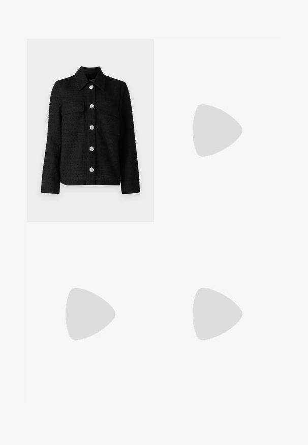 Jachetă neagră texturată cu guler, două buzunare frontale și șase butoane decorative în formă de floare, de culoare argintie, pe centru.; Cămașă neagră cu mâneci lungi, fabricată dintr-un material ribat. Dispune de un guler rotund și o siluetă ajustată. Design simplu, fără modele sau accente.; Pantaloni negrii evazați dintr-un material elastic, având un talie înaltă și o textură netedă. Pantalonii se lărgesc de la genunchi.; Adidași negri înalți cu tălpi și șireturi albe din cauciuc. Prezintă o pată logo rotundă și cusături albe contrastante. Material din pânză.