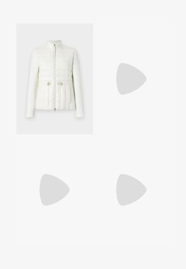 Weißer Blazer mit gestepptem Vorderteil, glatten Ärmeln, hohem Kragen und metallischen Hardware-Details mit einem zentralen Reißverschluss.; Navyblaue Baumwoll-T-Shirt mit kurzen Ärmeln, auf dem der weiße Schriftzug "TOMMY HILFIGER EST. 1985" zu sehen ist. Enthält ein kleines Logo-Highlight am Ärmel.; Weite weiße Jeans aus einem Baumwollmischgewebe. Verfügt über einen Reißverschluss, ein Fünf-Taschen-Design und Nähte entlang der Säume.; Weißer Sneaker mit einer glatten Oberfläche, ausgestattet mit einem schwarzen Akzent an der Ferse und einem goldenen metallischen Detail an der Zwischensohle. Schnürdesign, gummierte Sohle.