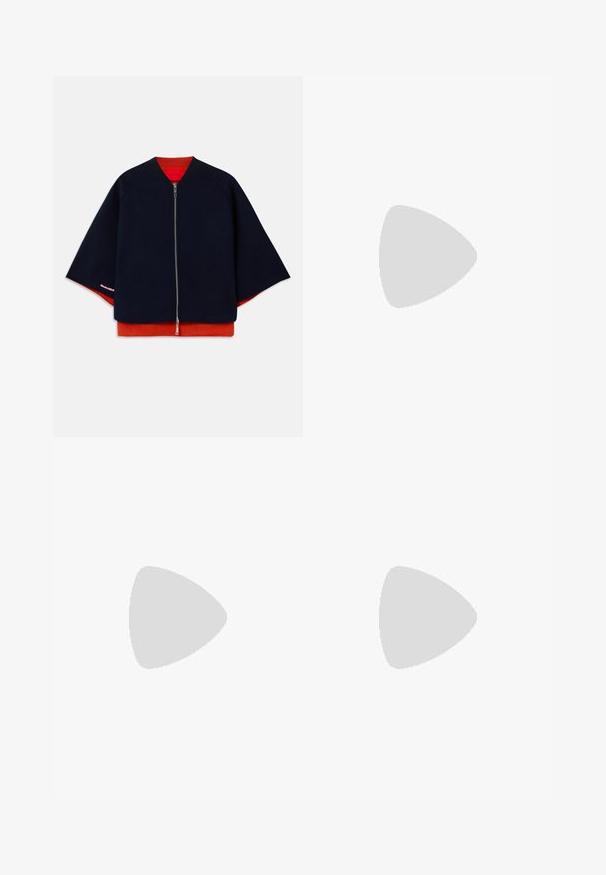 Veste zippée marine avec des manches raglan, doublure intérieure rouge et surpiqûres contrastantes roses. Texture douce avec une silhouette décontractée et boxy.; Pull en maille noir à manches longues, col rond, avec un petit cœur blanc sur la poitrine. Texture douce et poignets et ourlet côtelés.; Pantalons rayés bleu foncé à taille haute, avec une coupe large et sans matériel ni embellissements visibles. Texture lisse et ajustement ajusté.; Paul Smith TOPANGA - Ballerines - black; Pochette en cuir beige plissé avec un cadre en métal argenté, dotée de deux fermoirs ronds décoratifs et d'une chaîne en argent.