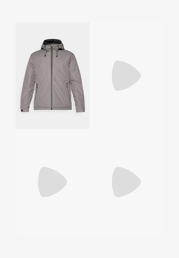 Graue Daunenjacke mit Kapuze, frontale Reißverschlussöffnung, zwei Seitentaschen und Kordelzüge für eine anpassbare Passform. Glatte Textur und leichtes Design.; Schwarzes T-Shirt mit kurzen Ärmeln aus Baumwolle, mit einem runden Ausschnitt und einem kleinen weißen Logo auf der oberen linken Brust.; Schwarze Sporthosen aus leichtem Stoff, mit einem Kordelzugbund, seitlichen Taschen und schmal zulaufenden Bündchen an den Knöcheln.; Schwarzer Trailrunning-Schuh mit strukturiertem Obermaterial, Gummisohle und verstärkter Zehenkappe. Verfügt über einen gepolsterten Kragen und eine Ziehlasche für einfaches Anziehen.