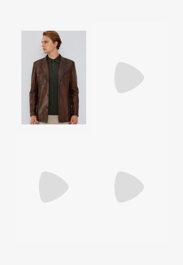 Chaqueta de cuero marrón con corte ajustado, presenta un cuello con muescas, bolsillos con cremallera en la parte frontal y una textura suave. Usada sobre un polo verde oscuro.; Camiseta blanca de manga corta con el texto rojo "Edición de Studio Originals" en el lado izquierdo del pecho, exhibida sobre un fondo gris neutro.; Chinos beige de pierna recta con trabillas para cinturón, cierre de botón y cremallera en la parte delantera, y bolsillos delanteros inclinados.; Zapatillas blancas tipo slip-on con una superficie texturizada, suela gruesa y diseño minimalista. Presenta el logo de la marca en un lado.