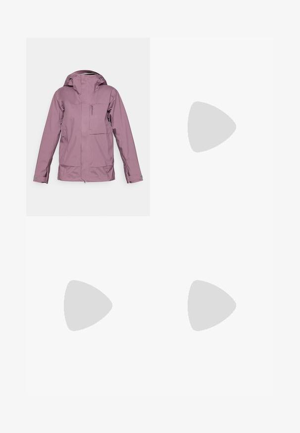 Jachetă impermeabilă mov, cu fermoar în față, glugă ajustabilă și mai multe buzunare. Textură netedă, design ajustat și mâneci ergonomice.; Tricou scurt cu mânecă gri, fabricat dintr-un material moale, care absoarbe umezeala. Are un guler rotund și un mic logo alb în partea stângă sus.; Pantaloni negri, ajustați, confecționați dintr-un material flexibil. Caracteristici includ un buzunar cu fermoar pe lateral, genunchi articulați și o textură netedă.; Botă de drumeție neagră cu un design mediu, având un material texturat, accente gri și o talpă din cauciuc durabilă cu crampoane pentru aderență.