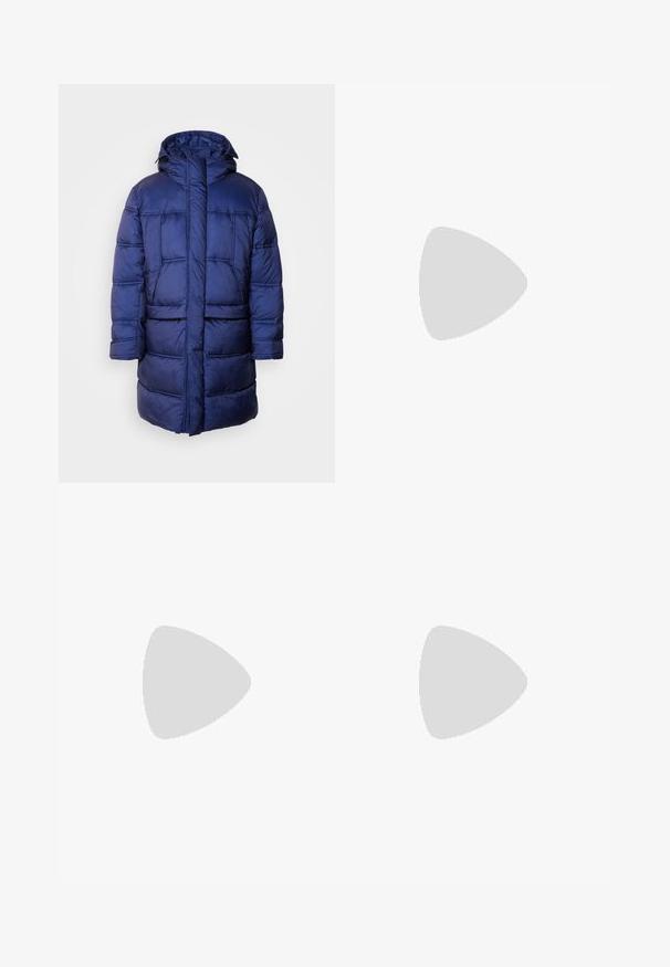 Lungo cappotto imbottito blu scuro con cappuccio, caratterizzato da un motivo trapuntato, tasche frontali e una zip a tutta lunghezza. Realizzato in materiale sintetico.; Maglietta nera a maniche corte realizzata in un morbido misto cotone, con scollatura a girocollo e un design minimalista senza motivi o dettagli.; Pantaloni jogger neri realizzati in tessuto liscio. Presentano una vita elasticizzata con stringa, gambe affusolate e senza tasche visibili. Design semplice.; Sneaker in pelle nera a basso profilo con lacci neri e suola avorio, mostrato di profilo su sfondo bianco.