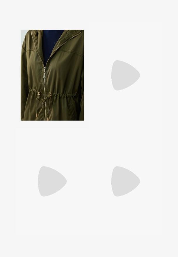 Olijfgroen windjack met ritsluiting, trekkoord in de taille en goudkleurige hardware, gemaakt van een gladde, lichte stof.; Massimo Dutti HALTER NECK - Top - dark brown; Donkergroene wijde jeans van een katoenmix, met een sluiting met een voorste knop, vijf zakken en klassieke denimstiksels.; Zwarte leren hoge hak pump met een spitse neus en een open zijontwerp. De hak is slank en stijlvol taps toelopend. Gladde afwerking.