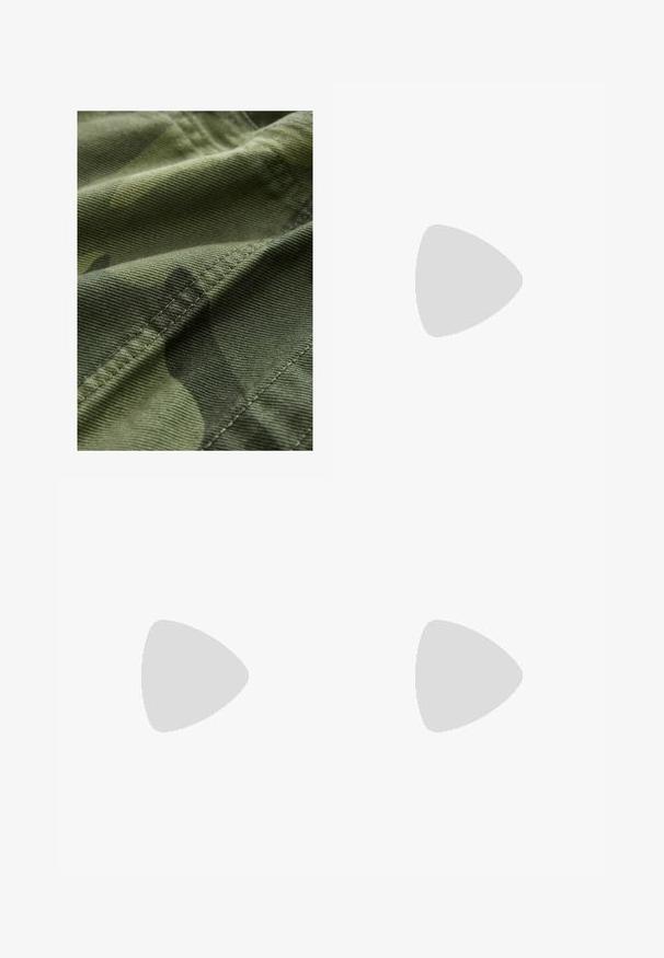 Tissu camouflage vert avec une finition texturée, présentant de subtiles variations de motif et des coutures visibles le long des bords.; 10DAYS LOGO - Sweatshirt - pastel yellow; Shorts en denim noir avec une finition délavée, cinq poches, une fermeture à bouton et des passants de ceinture. Le tissu a une texture lisse.; Bottes noires montantes en cuir lisse avec une semelle plate, présentant une couture latérale et une petite languette en haut pour un enfilage facile.; Sac à main tissé noir avec une forme arrondie, une surface texturée et une poignée épaisse en tresse. Dispose d'une fermeture éclair pour un rangement sécurisé.