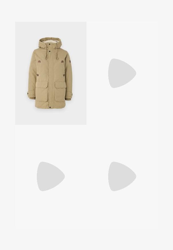 Giacca parka khaki con cappuccio, dotata di foderato in pile, due tasche frontali, toppe sulle spalle e cordini regolabili.; T-shirt in cotone blu navy con maniche corte e scollatura rotonda. Presenta un piccolo logo bianco sull'area a sinistra del petto. Texture morbida.; Jeans grigi chiaro, con vestibilità comoda, realizzati in denim. Presentano un classico design a cinque tasche, passanti per cintura e una silhouette a gamba dritta.; Sneaker color crema con dettagli perforati, lacci e logo sul lato, esposta su uno sfondo bianco semplice.