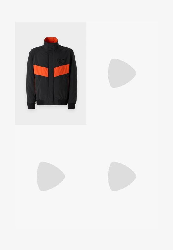 Črna jakna z oranžno vodoravno črto, visokim ovratnikom, elastičnimi manšetami in logotipom na prsih. Gladka tekstura in lahkotni material.; BOSS TEE - Navadna majica - open white; Bele, plisirane hlače s krojenim prileganjem, z gladko teksturo, z zankami za pas in ožjimi hlačnicami. Brez vidnih žepov ali vzorcev.; Bela usnjena tenisačka obutev s zaobljenim nosom, minimalističnim dizajnom, sivozelenimi vezalkami in teksturiranim sivo gumijastim podplatom. Opazne diskretne šivalne podrobnosti.