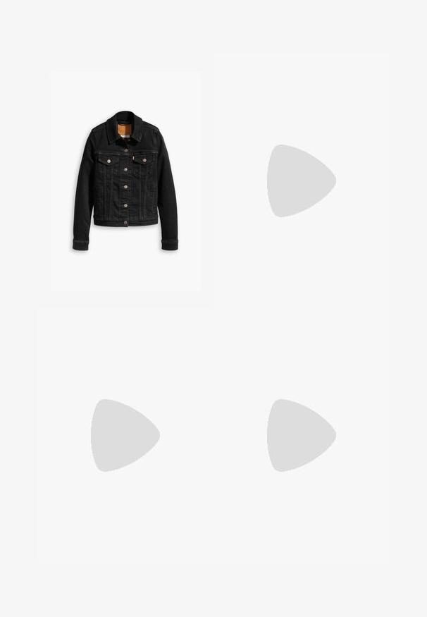 Giubbotto di jeans nero con due tasche sul petto, chiusure a bottone argentato e colletto classico. Texture liscia con dettagli di cucitura a contrasto.; Maglione bianco a maniche lunghe con collo alto, realizzato in un tessuto liscio e elastico. Presenta una vestibilità aderente e un colletto alto. Nessun motivo o accento visibile.; Jeans neri a vita alta realizzati in denim, con una silhouette a gamba dritta, tasche frontali, chiusura con zip e bottone metallico.; Sandali neri con due larghe cinghie e chiusure a fibbia, tomaia in pelle liscia e suola spessa e texturizzata.