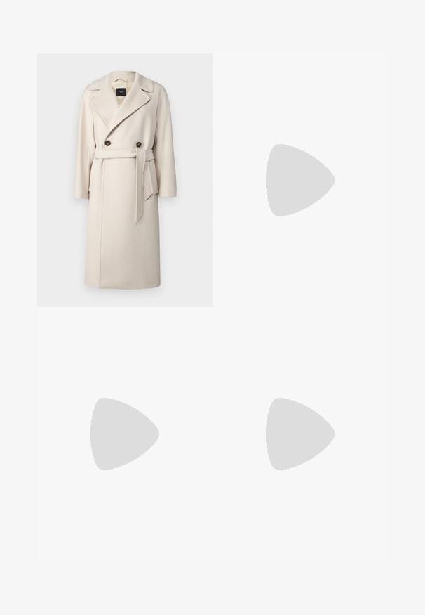 WEEKEND MaxMara RESINA - Manteau classique - avorio; Filippa K BRAID - Pullover - black; Pantalons en satin noir taille haute avec jambes larges droites, passants de ceinture et fermeture plates sur un fond blanc uni.; Bottes en cuir noir montantes, avec une texture lisse, un nez carré, un talon bloc et une languette sur le côté, présentant des coutures minimales.