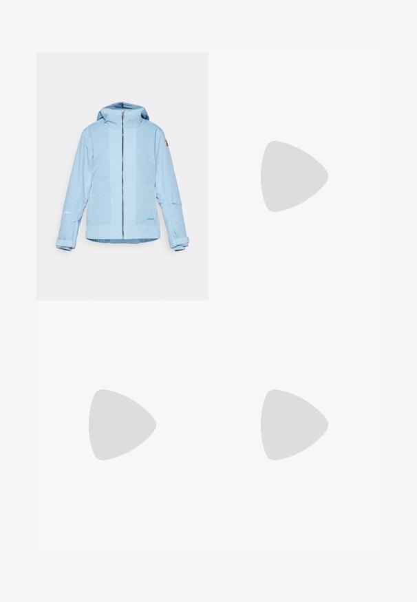 Hellblaue Jacke mit einem Reißverschluss vorne, verstellbare Kapuze und elastischen Bündchen. Besondere Merkmale sind strukturierte Akzente und ein Logo am Ärmel.; Schwarzes Langarm-Sportshirt aus leichtem, atmungsaktivem Material. Merkmale einen runden Ausschnitt und das Columbia-Logo auf der Vorderseite.; Schwarze Sportshorts mit einem breiten Bund, plissiertem Design und einem kleinen weißen Logoakzent auf der unteren linken Seite. Weiches, leichtes Material.; Schwarzer Wanderstiefel mit einem mittelhohen Design, ausgestattet mit einer strukturierten Oberfläche, grauen Akzenten und einer robusten Gummisohle mit Profilstollen.; Schwarzer Columbia Titanium Rucksack mit glatter Stofftextur, Seitentaschen, Oberhandgriff und verstellbaren Trägern. Minimalistisches Design mit dezentem Branding.