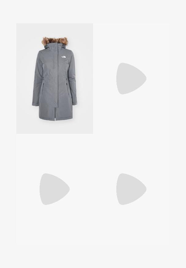 The North Face ZANECK PARKA - Párka - smoked pearl; Fekete, hosszú ujjú póló pamutból, kerek nyakkal. A bal mellrészen egy kis fehér logó található. Egyszerű dizájn és szabás.; Fekete nylon zipzáras cargo nadrág állítható mandzsettával, több zsebbel és logóval a jobb lábon. Simább, könnyű textúra.; Beige és krém színű sportcipő, texturált hálós felsőrésszel, támogató burkolattal és gumitalppal, amely tapadás érdekében bordázott mintázattal rendelkezik.