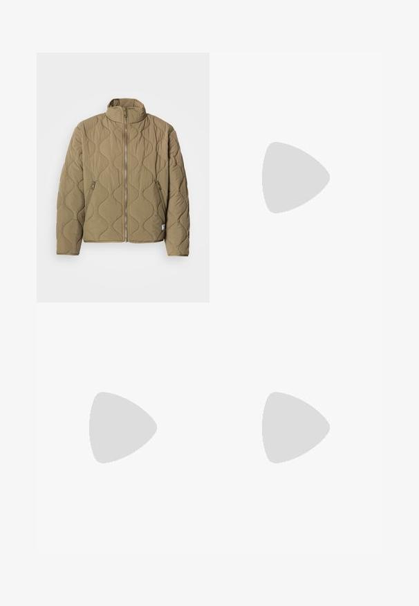 Chaqueta acolchada marrón claro con cremallera frontal completa, dos bolsillos laterales con cremallera y cuello alzado.; Camiseta de algodón beige con cuello redondo y mangas cortas. Presenta un bolsillo frontal con una impresión gráfica en blanco y negro y un logo.; Pantalones de chándal negros de tejido suave. Cuentan con una cintura elástica con cordón, piernas ajustadas y sin bolsillos visibles. Diseño sencillo.; Zapatillas negras de cuero con una textura suave, suela de goma beige, diseño de cordones y un acento en el talón de color contrastante.