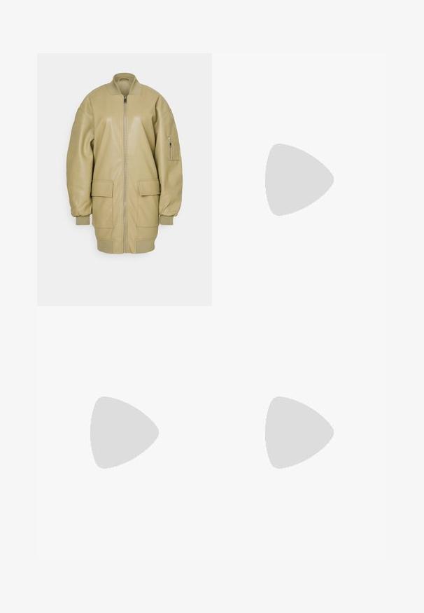 Hnedá kožená bomber bunda so zipsom vpredu, rebrovaným golierom, dvoma veľkými prednými vreckami a bočným vreckom na rukáve. Hladká textúra.; Biely skrátený tričko s okrúhlym výstrihom a krátkymi rukávmi, vyrobené z mäkkého bavlneného materiálu. Jednoduchý dizajn, bez vzorov alebo zdobenia.; Svetlomodré, široké nohavice vyrobené z denimu s elastickým pásom. Hladká textúra bez viditeľných vzorov alebo ozdôb.; Hnedé kožené sandále s tenkým pásikový dizajnom, s kovovou sponou v zlatej farbe a plochou čiernou podrážkou so zúbkovaným okrajom.