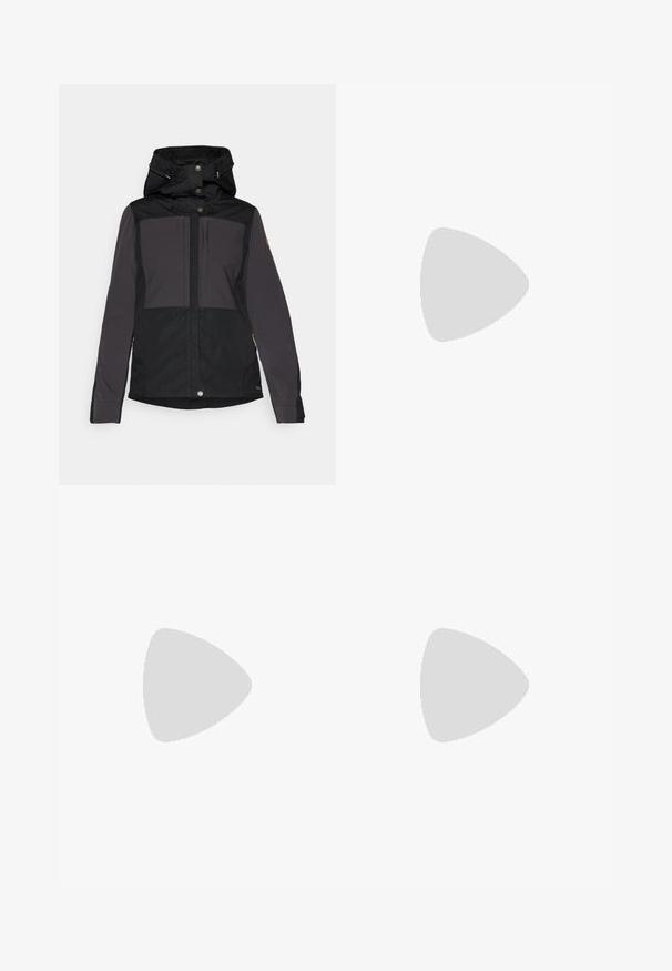 Veste imperméable noire et grise avec capuche, présentant des fermetures à boutons, des poches latérales et un design en panneaux. Tissu durable avec une texture lisse.; T-shirt noir à manches longues en coton avec un col rond. Présente un petit logo blanc sur la partie gauche de la poitrine. Design et coupe simples.; Pantalons noirs ajustés en matériau flexible. Les caractéristiques comprennent une poche latérale zippée, des genoux articulés et une texture lisse.; Baskets de sport beiges et crème avec une tige en mesh texturé, des superpositions de soutien et une semelle en caoutchouc dotée d'un motif de crampons pour une traction.