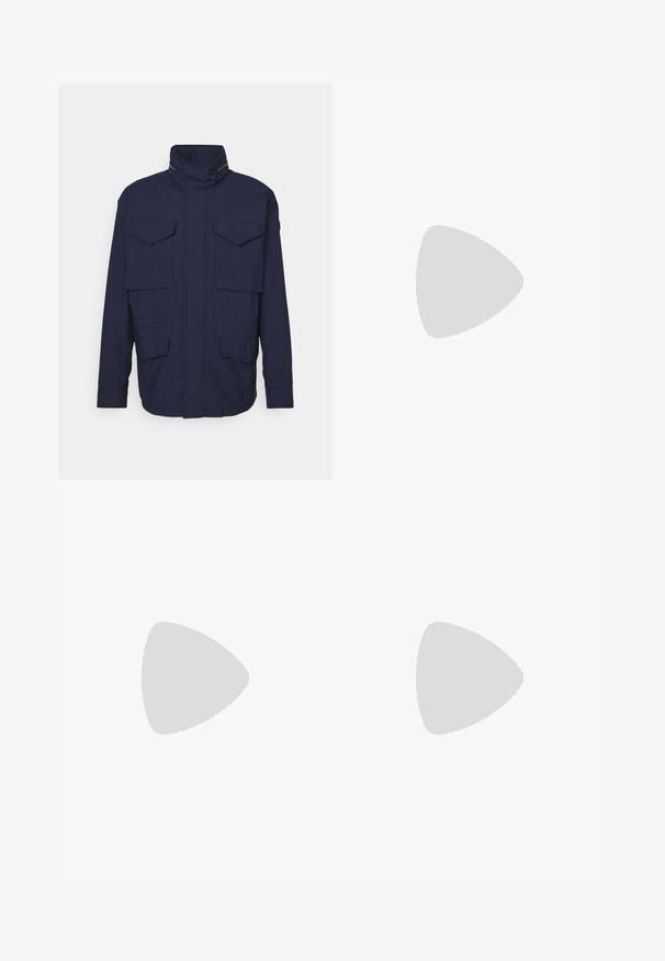 Save the duck MAKO - Vetrovka - navy blue; BOSS TEE - Navadna majica - open white; Bež cottone hlače s ravnim krojem, ki imajo gumbasto zapiranje in nabore spredaj za dodatne detajle.; Beli in svetlo bež športni copat, s mrežastim zgornjim delom, perforiranimi detajli in teksturirano srednjim delom z blagovno znamko na peti.