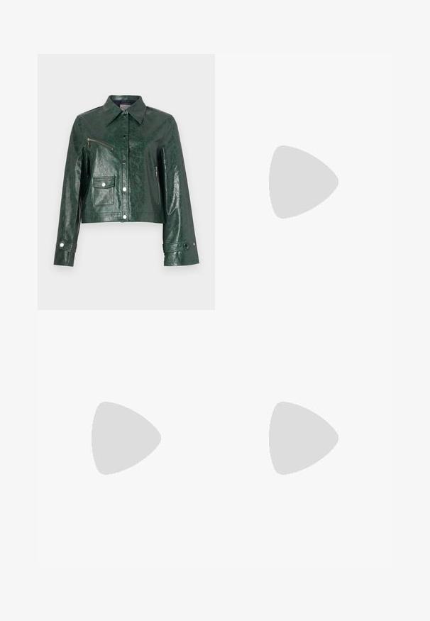 Giacca in pelle cropped verde con finitura lucida, caratterizzata da un colletto appuntito, tasca sul petto con zip e polsini con bottone a pressione. Dettagli superficiali testurizzati.; Blusa bianca strutturata con maniche lunghe a sbuffo. Presenta un collo rotondo e una vestibilità morbida. Realizzata in un tessuto leggero e fluido.; Jeans bianchi a vita alta e gamba larga realizzati in denim. Presentano una chiusura con bottone, due tasche anteriori e cuciture decorative nei lati.; Sandali slingback bianchi con un leggero tacco, sottili cinturini e una superficie in pelle liscia; presentano una piccola fibbia decorativa.