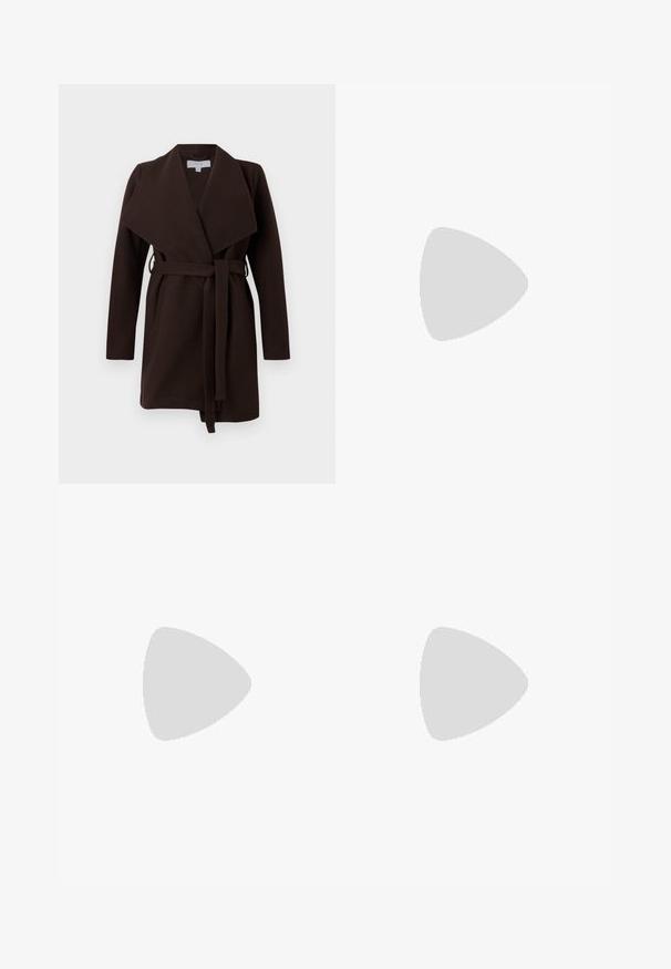 Casaco castanho com cinto, de gola larga, mangas longas e frente aberta. Feito de um tecido suave com uma textura lisa.; Camisa branca de mangas longas com botões, em um suave misto de algodão. Apresenta um colarinho clássico, fechamento frontal com botões e punhos arredondados.; Jeans de perna larga em denim cinza claro, com uma cintura alta, bolsos frontais e uma bainha desfeita. A textura desgastada acrescenta interesse visual.; Sapato Mary Jane em couro preto brilhante com bico apontado, tira ajustável e salto em bloco, apresentando um acabamento brilhante e um design minimalista.; Bolsa de mão em couro sintético preto com textura de crocodilo, topo franzido e alça enrugada. Apresenta um design suave e compacto.