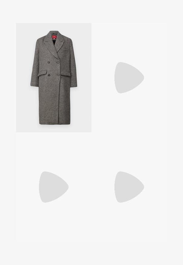 Abrigo de doble botonadura en un patrón de espiga blanco y negro, con un cuello con muescas, dos bolsillos frontales y botones negros.; Camiseta de algodón negra con cuello redondo, manga corta y el logotipo azul bordado de "Calvin Klein JEANS" en el frente.; Jeans anchos de mezclilla negros, con cintura alta, cinco bolsillos y cierre de botón metálico con costuras contrastantes.; Zapato slingback de punta en piel beige, con un diseño recortado, tacón de bloque de 5 cm y una textura suave. Acentos en la suela negra.