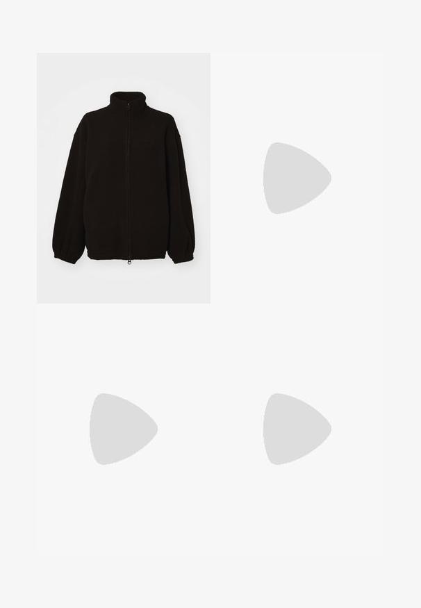 Schwarze Fleecejacke mit hohem Kragen, Reißverschluss vorne, elastischen Bündchen und lockerer Passform. Strukturiertes Material mit glattem Erscheinungsbild.; Graues Langarmoberteil mit V-Ausschnitt, das eine dezente gesprenkelte Textur und angenehmes Strickmaterial aufweist. Das Etikett liest "ANNA FIELD."; Braunes kurzärmliges T-Shirt aus strukturierter Baumwolle, mit rundem Ausschnitt und geradem Schnitt, ohne sichtbare Logos oder Muster.; Schwarze Cargo-Hosen aus glänzendem, strukturiertem Stoff. Sie verfügen über ein weit geschnittenes Design, einen elastischen Bund mit Kordelzug und mehrere Seitentaschen.; Schwarzer und grauer Sportschuh mit roter gepolsterter Sohle, schwarzen Schnürsenkeln und Swoosh-Logo, das auf einer Metallgitteroberfläche ruht.