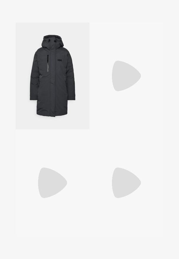 Parka izolată de culoare gri închis cu glugă, având buzunare laterale cu fermoar și un buzunar la piept. Textură netedă, design minimalistic.; Iarna neagră cu mânecă lungă, din bumbac, cu guler rotund. Prezintă un mic logo alb în zona pieptului stâng. Design simplu și croi lejer.; Pantaloni cargo din nylon negru, cu fermoar detașabil, manșete ajustabile, multiple buzunare și un logo pe piciorul drept. Textură netedă și ușoară.; Pantofii sport bej și crem au un superior din plasă texturată, suprapuneri de susținere și o talpă din cauciuc cu un model de profil pentru aderență.