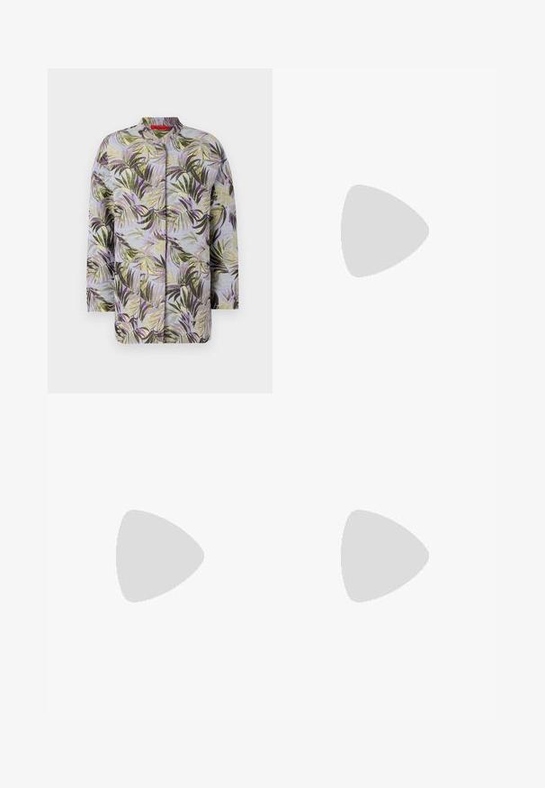 Quiltepelsjakke med botanisk trykk som viser grønne og lilla blader på en lys blå bakgrunn. Rund hals, ingen synlige lukninger.; Hvit langermet skjorte med krage laget av bomull. Den har en knappestolpe foran og en enkelt brystlomme. Glatt tekstur og avslappet passform.; En skjørt som går til kneet, med en blå bunnfarge og et livlig tropisk bladmønster i grønt, lilla og beige, fullført med et lys blått midjebånd.; Svart skinnballettflatt med rund tå, glatt tekstur, minimal sømdetalj, og et fleksibelt såledesign.