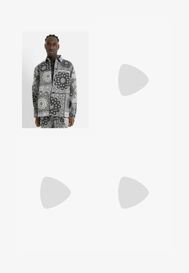 Sixth June BANDANA PATCHWORK JACKET - Cappotto corto - black; Tre magliette a girocollo in bianco, grigio chiaro e nero. Realizzate in cotone morbido, con maniche corte e una vestibilità comoda.; Jeans in denim blu scuro con vestibilità dritta, dotati di cinque tasche, chiusura a bottone e dettagli di cucitura discreti.; Sneakers neri con tomaia in suede e materiale sintetico, caratterizzati da tre strisce bianche, suola in gomma testurizzata e etichetta blu sul linguetta.