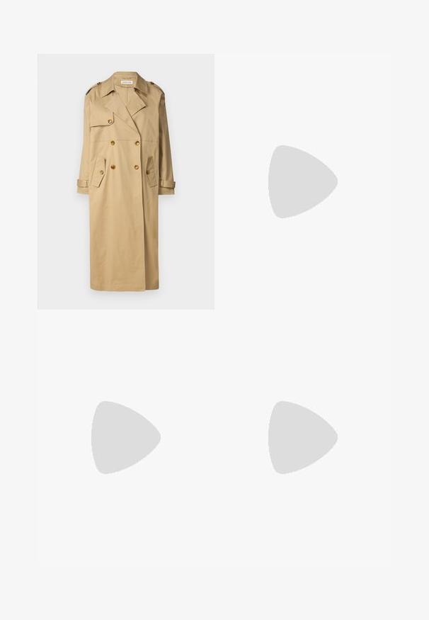 DESIGNERS REMIX DYLAN - Trenčkot - sand; Bela bombažna majica s kratkimi rokavi, okroglim izrezom, sproščenim krojem in šivanim robom. Oznaka vidna na notranji strani izreza.; Bele široke hlače iz bombaža z gladko teksturo. Imajo gumb spredaj, zadrgo in zasnovo z štirimi žepi.; Bela usnjena sandala z blok peto, ki ima zanko okoli gležnja s sponko in minimalističen dizajn. Odkrit prst in gladke teksture po vsej površini.