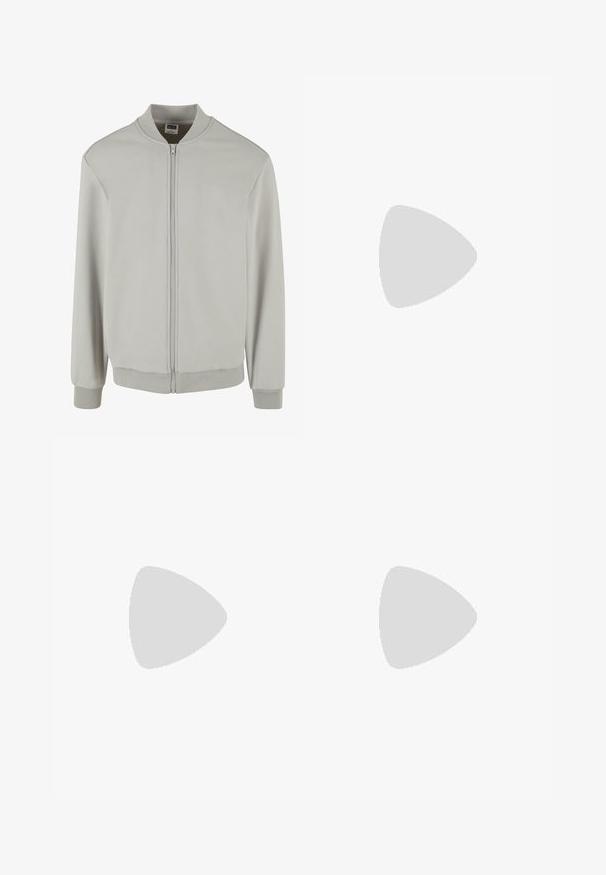 Giacca bomber grigia chiara realizzata in morbido misto cotone, con chiusura a zip, colletto, polsini e orlo a costine. Design semplice e vestibilità regolare.; Due maglioni a collo alto neri a maniche lunghe, lavorati a maglia semplice, impilati con uno leggermente dietro l'altro su uno sfondo bianco.; Pantaloni cargo khaki con elastico in vita e cordino, dotati di tasche laterali e caviglie cuffiate. Realizzati in un materiale leggero e testurizzato.; Sneakers in pelle bianca con perforazioni, punta rotonda, suola piatta e lacci spessi, con logo swoosh visibile e "AIR" sul tallone.