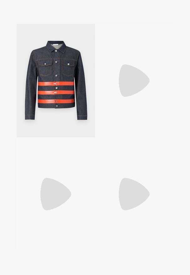 Veste en denim de couleur bleu foncé avec des sangles en caoutchouc orange sur le devant. Elle comprend des poches poitrine boutonnées et des boutons en métal. Col classique.; T-shirt en coton noir avec un col rond et des manches courtes. Présente un petit logo bleu sur la poitrine gauche. Design simple et droit.; Pantalons noirs plissés en tissu texturé, présentant une coupe droite et une ceinture standard. Pas de poches ni de matériel visible.; Sneakers en cuir noir avec des accents gris, semelle en caoutchouc blanche, bout rond et six œillets noirs pour les lacets. Détail avec panneau latéral texturé.