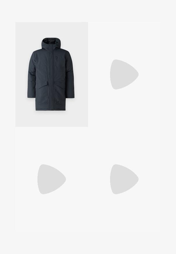Temno siva parka z kapuco, z sprednjim zadrgo, dvema velikima žepoma in žepom na prsih. Narejena iz teksturiranega, vremensko odporninega materiala.; Bela bombažna majica s kratkimi rokavi, okrogel ovratnik in kontrastne šive okoli ovratnika in rokavov.; Bežne bež hlače ravnega kroja z zanko za pas, sprednjim gumbom in zadrgo ter bočnimi žepki.; Črne sintetične čevlje z teksturirano zgornjščino, gladkimi akcenti, rjavim petnim delom in kontrastnim podplatom. Imajo minimalno vezanje in detajle šivanja.
