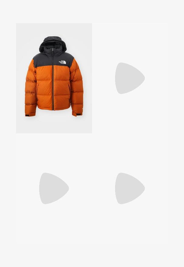 The North Face RETRO NUPTSE JACKET - Jakna ispunjena paperjem - earthen copper/black; Crna pamučna majica s kratkim rukavima i okruglim izrezom. Ima bijeli zakrivljeni logo "DICKIES" na prsima. Jednostavan dizajn, bez uzoraka.; Tamno sivi hlače od mješavine pamuka, s ravnim nogavicama, prednjim džepovima i kopčanjem na dugme u struku.; Bež nubuk planinarske cipele s crnim gumenim potplatom, teksturiranim detaljima i reflektirajućim vezicama. Ima ručku za lakše obuvanje.