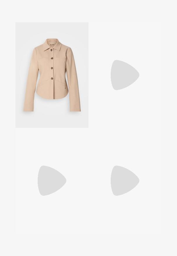 Šviesiai beige spalvos švarkas, pagamintas iš minkštos medžiagos, su apykaklės iškirpte, priekiniais mygtukais, dviem krūtinės kišenėmis ir prigludusia siluetu.; Juodas raštuotas turtlenekas, trumpomis rankovėmis, prigludusi konstrukcija, minkšta tekstūra, minimalus siūlių skaičius ir aukšta apykaklė.; Rudos odinės šortai su pritaikytu siluetu, turintys priekinės klostes ir lygų paviršių. Tiesus apvadas su klasikiniu juosmeniu.; Juodi odiniai platforminiai loafersai su apvalia nosimi ir plačia juosta per priešakinę dalį. Ypatybės: masyvus kvadratinis kulnas ir lygus paviršius.