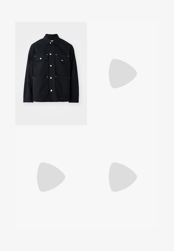 Carhartt WIP DREWE czarny; Stan Ray UNISEX szary; Bershka BERMUDA  jasnoniebieski; New Balance M1000 UNISEX czarny; Zielone bluzy z kapturem i przednimi kieszeniami, luźny krój. Jeden model nosi czarne dżinsy, a drugi niesie czarną torbę na ramię.