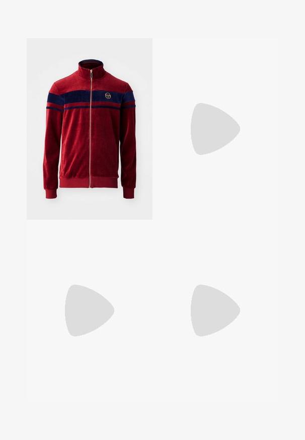Sergio Tacchini DAMARIND TRACKTOP - Treningsjakke - merlot/maritime blue; Svart kortermet Nike t-skjorte laget av glatt stoff, med en hvit swoosh-logo på øvre venstre side, rund hals.; Svarte joggebukser laget av lett stoff med elastisk midje, ankelmanchetter og en diskret Nike-logo på venstre side.; Svart treningssko med teksturert overdel, hvit Nike-swoosh og hvit gummisåle. Har snøring og en dynamisk form.