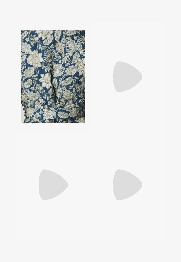 Tessuto con motivo floreale in diverse tonalità di blu e crema, caratterizzato da una trama trapuntata e un design con vita cinturata.; T-shirt bianco a maniche corte realizzato in cotone. Presenta un collo tondo e una vestibilità rilassata. Texture liscia senza motivi o dettagli visibili.; Pantaloni a gamba larga bianchi realizzati in un tessuto leggero. Presentano una vita elastica con cordoncino e tasche laterali. Texture liscia.; Sandalo bianco con tacco alto, caratterizzato da un design a cinturini e un legaccio alla caviglia. Texture liscia con una piattaforma frontale per un'altezza aggiuntiva.