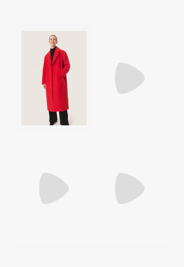 Roter Wollmantel mit maßgeschneidertem Design, ausgestattet mit einem Reverskragen, zwei Knöpfen und Seitentaschen. Trägt man über einem schwarzen Rollkragenpullover.; Schwarzes Kurzarm-T-Shirt aus weichem Stoff, mit Rundhalsausschnitt und lockerer Passform, glatter Textur und ohne Muster.; Schwarze Polyester-Culotte mit einem elastischen Bund, zwei vorderen Falten und einer lockeren Silhouette. Keine sichtbaren Muster oder Hardware-Details.; Bershka High Heel Sandalette - black