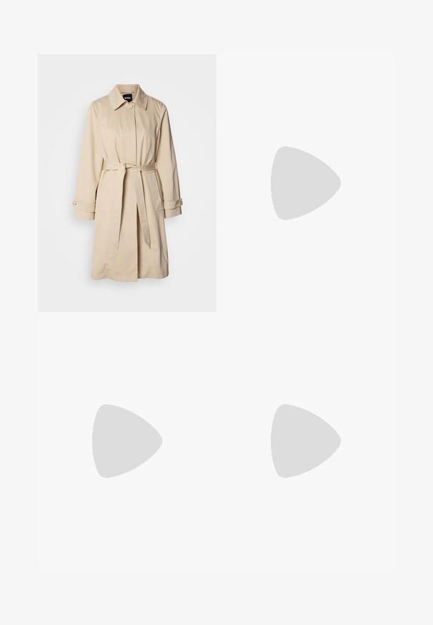 Béžový trench coat s opaskom v páse, gombíkovými manžetami a límcom. Vyrobený z hladkej, ľahkej tkaniny.; Biely skrátený tričko, krátke široké rukávy, mäkký bavlnený materiál, okrúhly výstrih s jemným oranžovým lemovaním, minimalistický dizajn, bez vzorov alebo grafiky.; Biele bavlnené nohavice so striedmym strihom, s pásom strednej výšky a bez viditeľných kovových prvkov alebo vzorov. Hladká textúra po celom obvode.; Lodičková obuv so špicatou špičkou v béžovej kože, s nízkym opätkom a vykrojeným dizajnom, hladkou textúrou a minimálnymi akcentmi.