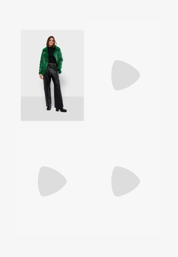Zelená kožená bunda s chlpatým golierom, skombinovaná s čiernymi koženými nohavicami s širokými nohavicami a robustnými čiernymi podpätkami. Modelka stojí vzpriamene.; Čierne tričko s krátkym rukávom a okrúhlym výstrihom. Vyrobené z hladkej, elastickej bavlnenej tkaniny. Jednoduchý dizajn bez vzorov alebo grafiky.; Čierne nohavice so strihom rovného strihu, s prednými vreckami a bočnými rozparkami na leme. Vyrobené z mäkkej, hladkej tkaniny. Vhodné na rôzne príležitosti.; Čierne lakované sandále na podpätku so štvorcovou špičkou, navlečenými remienkami okolo členku a striebornými prackami. Disponujú masívnym blokovým podpätkom pre stabilitu.