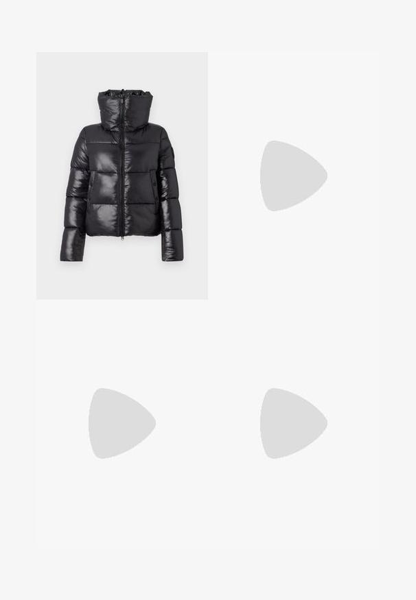 Doudoune noire avec une finition brillante, col haut et fermeture zippée. Présente de grandes sections matelassées et des poches latérales.; T-shirt en coton noir avec un col rond, des manches courtes et un logo brodé bleu "Calvin Klein JEANS" sur le devant.; Jeans noirs à jambes larges en denim, avec une taille haute, une coupe à cinq poches et une fermeture à bouton en métal avec des coutures contrastantes.; Mocassins en cuir noir avec un bout arrondi, une semelle épaisse et texturée, et des détails de couture minimalistes. Design épuré sans lacets ni métal visibles.