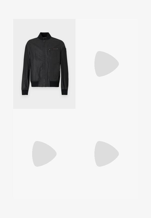 Casaco bomber de couro preto com fecho de correr frontal, punhos canelados e um bolso com detalhe de fecho no peito. Textura suave.; Camisa de algodão branca com um corte relaxado, apresentando um pequeno logótipo gráfico preto na área do peito esquerdo. Mangas curtas, estilo de gola redonda.; Jeans de ganga brancos com perna reta, fecho de botão e fecho zip, design de cinco bolsos e sem padrões ou acentos visíveis.; Ténis de camurça beje com um design aerodinâmico, apresentando um cabedal texturizado, bico arredondado e uma sola de borracha com um padrão em zigzag.