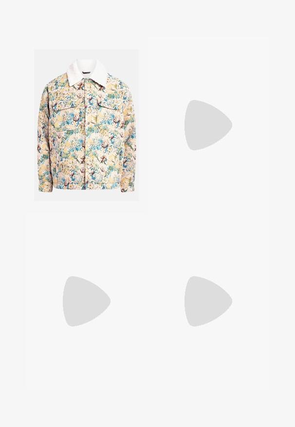 Veste à motifs floraux en tissu texturé, avec des nuances de bleu, jaune et marron, dotée d'un col en polaire blanc et de deux poches frontales.; T-shirt en coton couleur crème à manches courtes, avec un col rond accentué de rayures bleu marine et blanches. Texture lisse, coupe décontractée.; Jean en denim bleu clair avec une coupe droite, cinq poches et une fermeture à bouton; présente des zones décolorées et des détails de couture subtils.; Baskets beiges avec un devant en suède texturé, côtés en cuir lisse et semelle en caoutchouc brun. Lacets et détails de couture légère inclus.