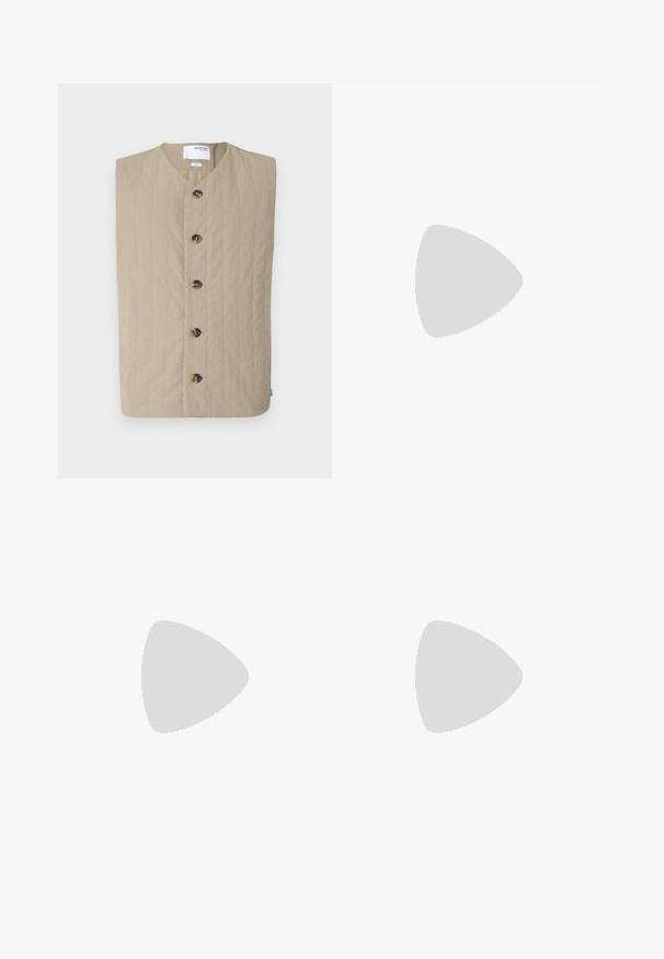 Beige quiltad väst med rund halslinje och sex mörka knappar framtill. Slät textur och ärmlös design, lämplig för lager-på-lager.; Vit kortärmad t-shirt i bomull med rund halsringning. Har en subtil präglad logotypdetalj framtill och en röd etikett vid fållen.; Beige rak ben chinos med bälteshällor, framknapp och dragkedja, samt snedställda framfickor.; Vitaidande sportskor i vitt med en texturerad stickad ovandel, platta snören och en vadderad sula med synliga luftkammare för extra stöd.