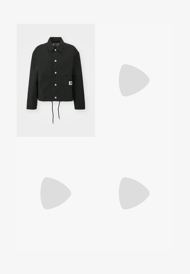 Schwarz gekürzte Jacke aus strapazierfähigem Stoff. Mit klassischem Kragen, silbernen Druckknöpfen, zwei Fronttaschen und verstellbarem Kordelzug am Saum.; Schwarzes Baumwoll-T-Shirt mit lockerer Passform. Hat einen Rundhalsausschnitt und kurze Ärmel. Enthält ein kleines, goldfarben gesticktes Logo auf der Brust.; Schwarze weite Cargo-Jeans mit hohem Bund, Frontknopfverschluss und Seitentaschen. Glatte Textur mit minimaler Naht.; Sneaker in Weinrot Wildleder und hellem Lila Design, mit drei weißen Streifen, cremefarbenen Schnürsenkeln und einer strukturierten gelben Zunge. Gummisohle.