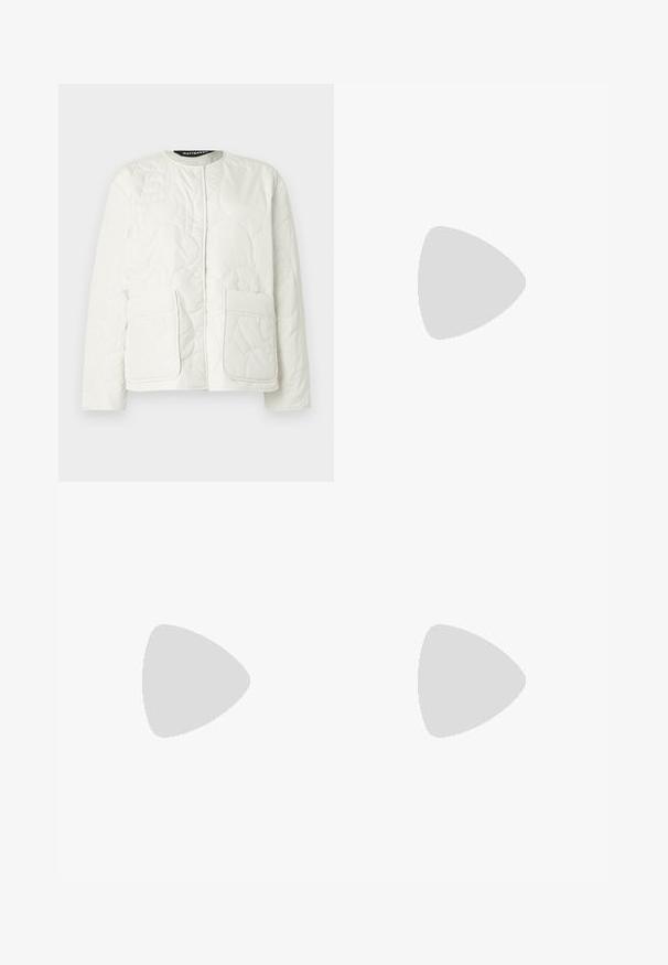 Fehér steppelt dzseki kerek nyakrésszel, patentos záródással és két elülső zsebbel. Puha anyag finom dombornyomott mintával.; Fehér, rövid ujjú póló, pamutból készült, kerek nyakkivágással. Sima textúrájú, egyenes vonalú, minta vagy díszítés nélkül.; Sötétkék farmer széles lábszárú nadrág magas derékkal, pliszírozott elejével és klasszikus gombos záródással, oldalsó zsebekkel és kontrasztos varrással.; Fekete bőr, térd fölé érő csizma hegyes orral és kis sarokkal. Kifinomult dizájnja arany színű részletekkel bővül. Sima textúra.