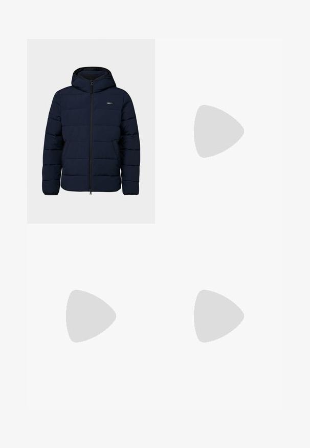 Abercrombie & Fitch PUFFER JACKET - Téli dzseki - sky captain; Fehér pamut póló, rövid ujjú, kerek nyakkivágással. A bal mellrészen található a fekete "JACK & JONES" feliratú logó. Egyszerű, sima dizájn.; Világoskék farmernadrág, laza fazonnal, közepes derékbőséggel és egyenes szárral. Öt zsebet, övbucskát és gombos záródást tartalmaz.; Sportcipők, amelyek szürke, tengerészkék és krém színű anyagok keverékéből készültek, sima tapintással, háromszög alakú díszítésekkel és texturált talppal.
