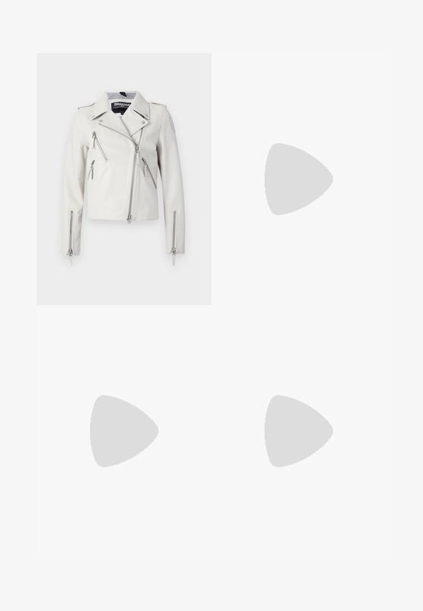 Weiße Lederbikerjacke mit Reißverschlusstaschen, einem Reverskragen und silbernen Hardware-Akzenten. Verfügt über einen asymmetrischen Reißverschluss vorne.; Gestreiftes T-Shirt mit schwarz-weißen horizontalen Streifen, Rundhalsausschnitt und kurzen Ärmeln. Hergestellt aus weichem, leichtem Stoff.; Weiße weite Hosen mit glatter Textur, ausgestattet mit zwei vorderen Taschen und einem Knopfverschluss, entworfen für einen lässigen Sitz.; Weiße High-Heel-Sandale mit einem strukturierten Riemen, der mit Strasssteinen verziert ist, offener Zehenbereich und Knöchelriemen mit verstellbarer Schnalle.