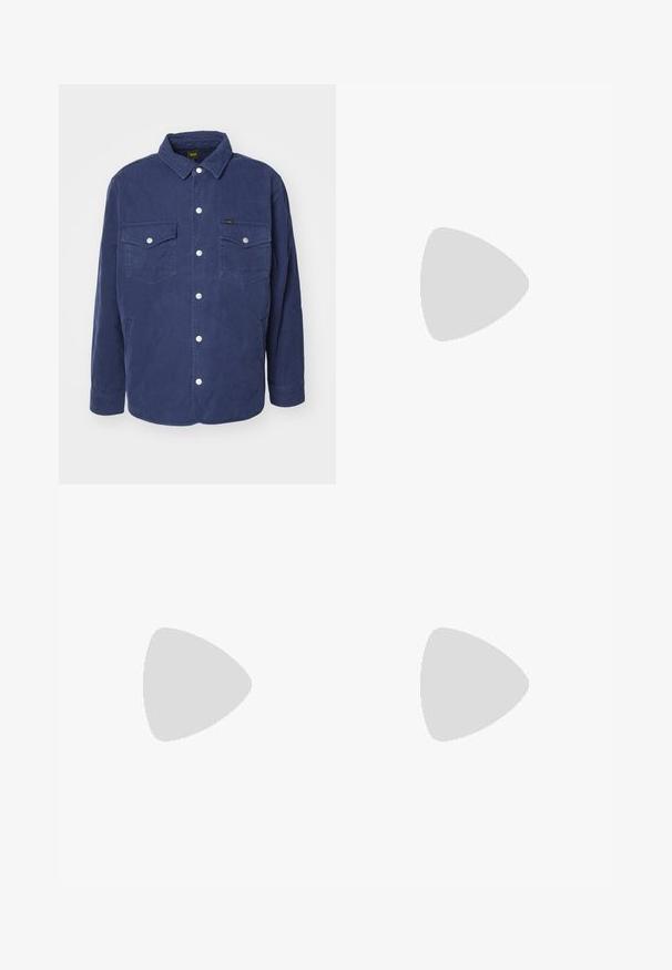 Merineel voodriga pluusjakki, millel on kaks rinnataskut, nööbid ning tavaline krae. Omab tekstuurset mustrit ja mugavat lõiget.; Valge puuvillane t-särk lühikeste varrukatega, ümmargune kaelus, millel on väike kuldne logo vasakul rinnal. Pehme tekstuur ja regulaarne lõike.; Pruunid puuvillased utiliidipüksid sirge lõikega, millel on ees taskud ja metallist detailid täiendava vastupidavuse tagamiseks.; Must musta lesti kingad ümarate varvastega, tekstureeritud kummitald ja kollane õmblus aluse ääres. Lame disain ja sile viimistlus.