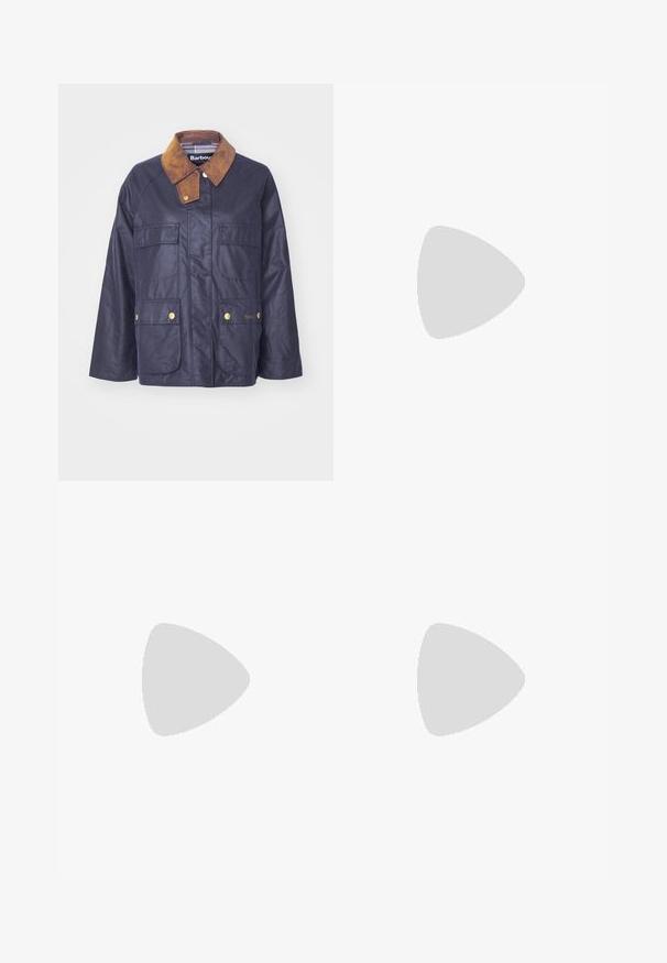 Marine blauwe gewaxte katoen jas met een bruine corduroy kraag, twee voorste klepzakken en goudkleurige drukknoopsluitingen. Voorzien van het Barbour logo-detail.; Zwart katoenen t-shirt met opgerolde korte mouwen, voorzien van een reliëflogo in het midden en een kleine vlagaccent aan de zijkant.; Zwarte wijde broekspijp gemaakt van een lichtgewicht stof. Kenmerkt zich door een soepele textuur, hoge taille en minimale stikdetails.; Zwarte leren loafers met een geweven accent op de wreef, een gouden logo-detail en een stevige zwarte rubberen zool. Gladde textuur met een lichte glans.